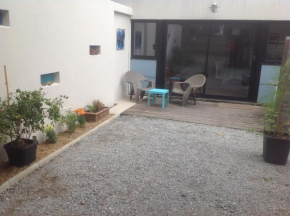 Studio au Cabellou.Acces plage par mon jardin.